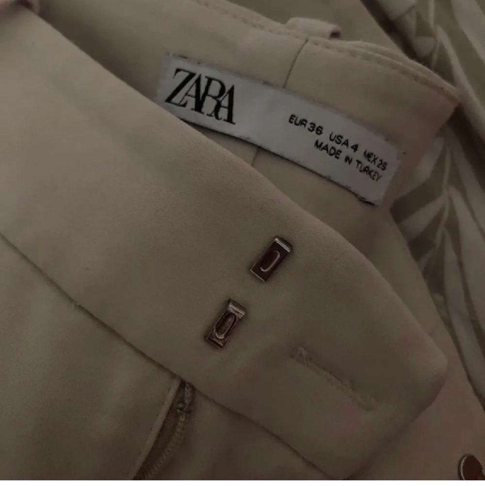 Kostymbyxor i fint skick från Zara. Jeans & Byxor.