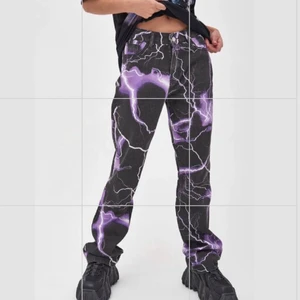 lila-blixt jeans 💜⚡️ - ett par skit balla blixt jeans från shein! köpte för 400kr, jag är 1,73 och dom går ner till hälarna. skriv för mer bilder! 💜