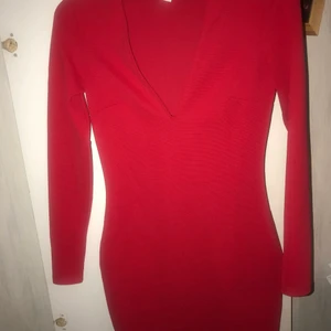 Röd nelly klänning - Dent figursydd och lite stretch så den sitter som en smäck! Storlek S men kan tänka mig att den passar M också! 
