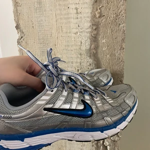 Nike - Riktigt snygga Nike skor. Kommer tyvärr inte till användning längre och säljer därför! De är i storlek 40 och är i mycket bra kvalitet. Köpte för ca 1000kr för mindre än ett år sedan. Om flera är intresserade blir det budgivning 