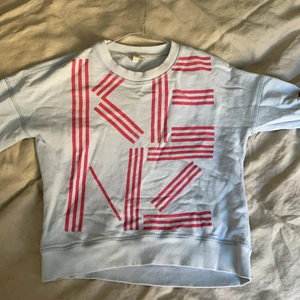 Kenzo tröja - Svin snygg Kenzo tröja som tyvärr inte kommer till användning längre. Barnstorlek 14A vilket motsvarar xs-S 