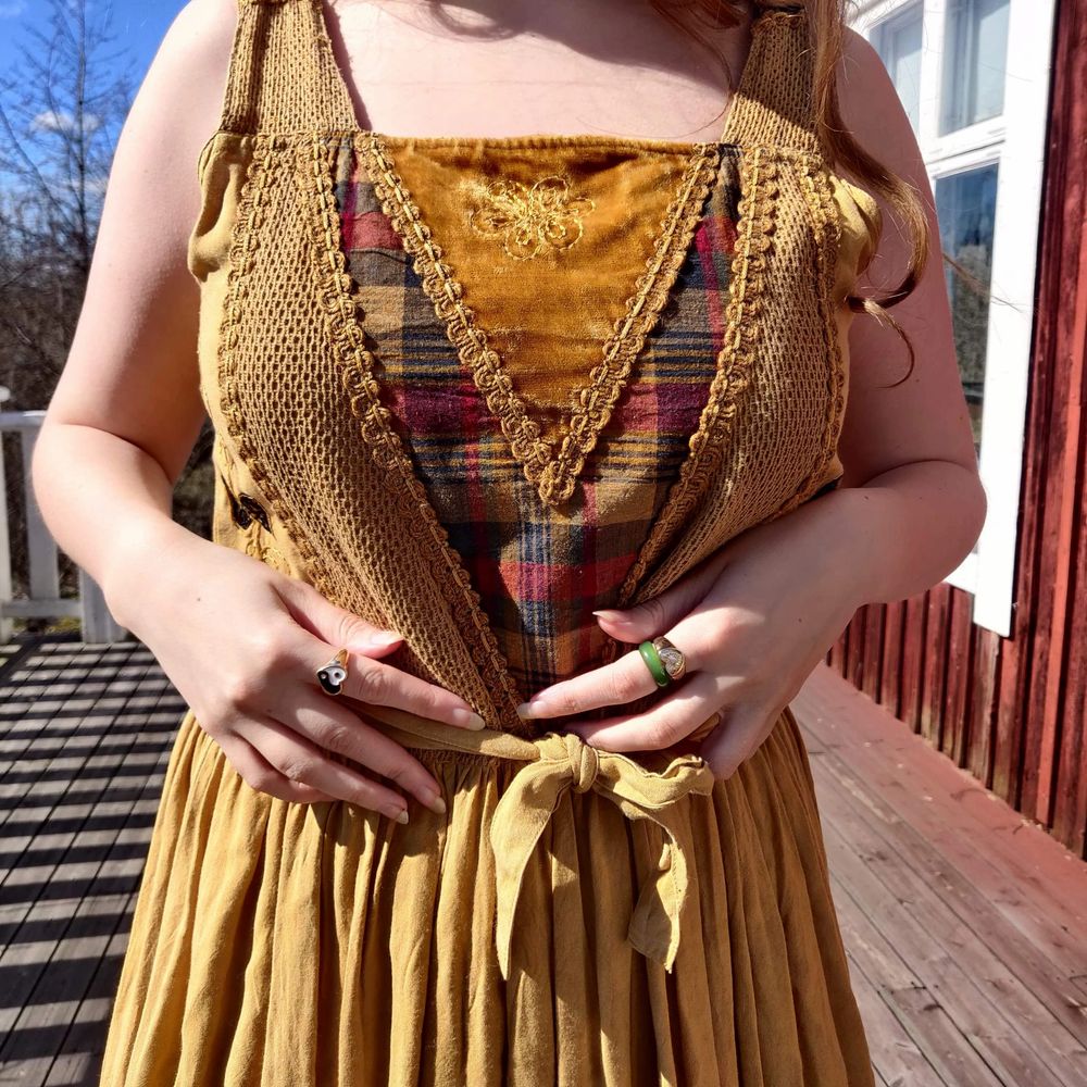Helt underbar, one of a kind, klĂ€nning med boho/cottagecore vibes đŠâš SuperhĂ€rligt material och jĂ€ttefin klockkjol. Passar en S-L, lĂ€gg att sy upp banden om den Ă€r för lĂ„ng. Jag Ă€r stl M, 173 cm đż skriv om ni vill se fler bilder đ». KlĂ€nningar.