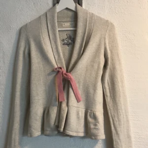 Odd Molly kofta  - Superfin kofta från odd Molly! Varsamt använd, superfint skick. Storlek 0 motsvarar XS🥰