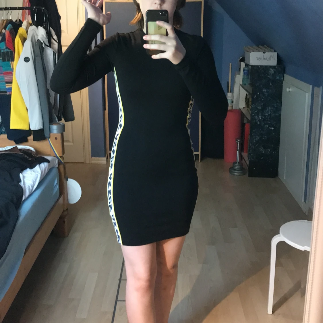 Långärmad Svart klänning med gulvita stripes  - 90