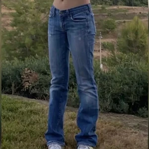 Jeans  - (Inte mina bilder) köpte dessa här men dom var tyvär för förstora och lite kort för mig. Jag är 168 och jag skulle säga att de passar typ 166 och neråt. Dom är super snygga. Lite slitna men på en snyggt sätt. Jag kan posta och mötas upp i Stockholm🥰