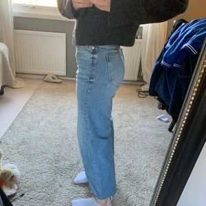 Zara ”high waisted jeans” - Ett par skit snygga ljusblåa, högmidjade jeans från zara. Fint skick då dom knappt är anvönda. Modellen e väldigt rak i benen men sitter fint till midjan och stretchiga så passar alla (töjer sig inte efter användning). Färgen är jätte fin o dom e super sköna! Kan posta samt mötas upp, skriv privat vid intresse:)