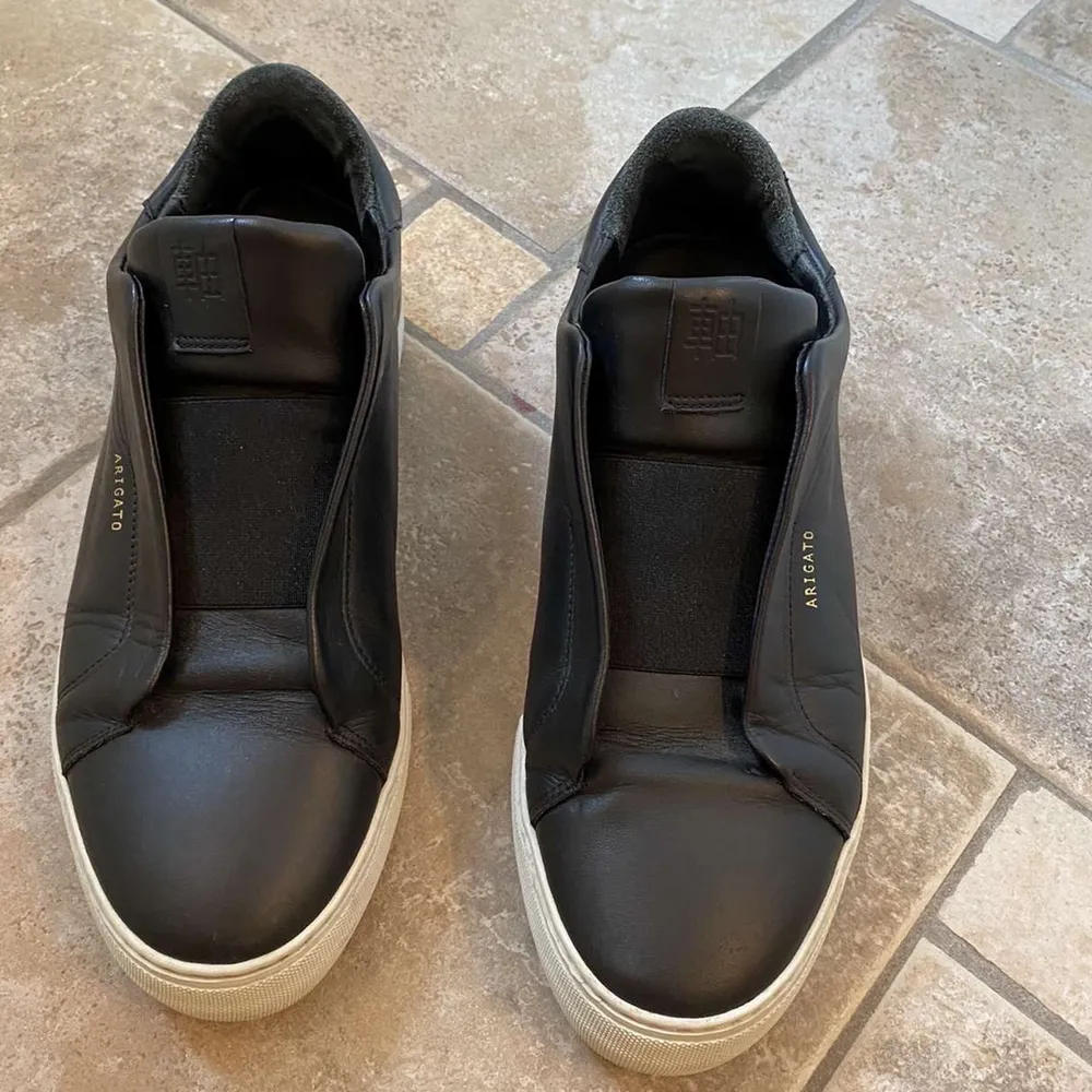 Hjälper min bror att sälja sina svarta Arigatoskor i modellen ”Clean 360 Laceless”. Skorna är använda men de är i bra skick. Frakten ingår i priset! 😊. Skor.