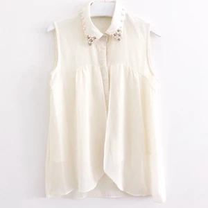 Blus med detalj  - Vit härlig blus med fina pärldetaljer! Köparen står för frakt 📩 3 FÖR 100 KR PÅ MIN SIDA JUST NU! 🌟