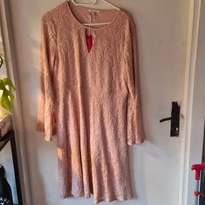 Sommar klänning  - Säljer en klänning som endast är testad, fint mönster och skönt tyg. Bra passform.