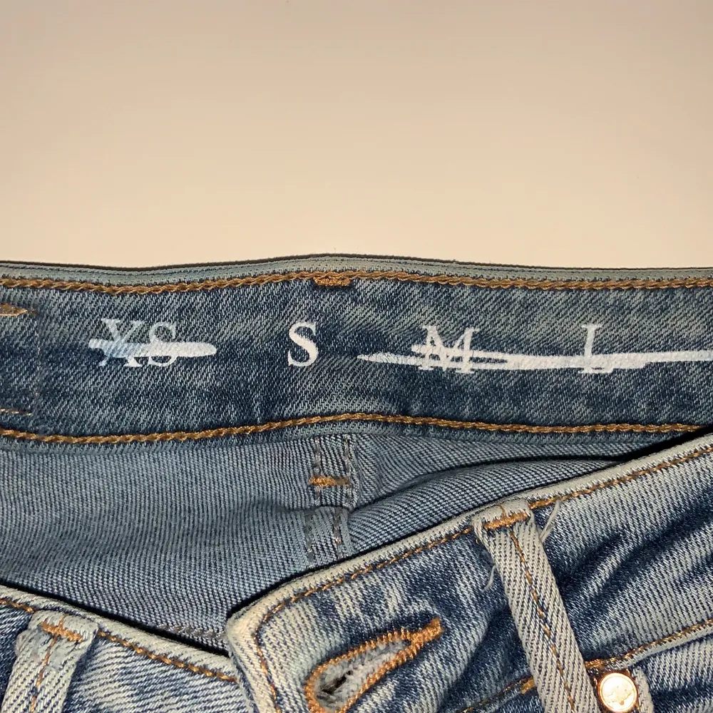 Bootcut jeans från bikbok använda ett fåtal gånger då jag köpte fel storlek! 💕jag är 172/173 & köparen står för frakt!. Jeans & Byxor.