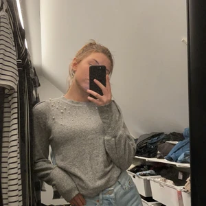 Grå stickad tröja storlek xs - Säljs för att den inte används, mjuk med fina detaljer nypris: 249