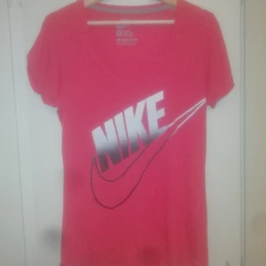 Nike Tröja  - Snygg V-ringad Nike tröja i nyskick, endast använd ca 2 gånger och säljes pga den ej används. . Fortfarande som ny utan slitage. Loose fit. Fler bilder kan skickas vid intresse.       🛍️💌                                                      STORLEK: S/M.                                                                NYPRIS : 449:- 