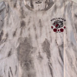 Hollister T-shirt - Exclusive - Väldigt exklusiv hollister tröja, storlek XS, köpte den bara i syfte för att sälja vidare, mycket bra skick. Lägg gärna bud och ställ gärna frågor! Spårbar frakt med.