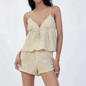 Sommar topp  - Säljer min fina topp från Zara jag köpte i somras pga att den inte kommit till någon användning 💓💓 pris kan diskuteras