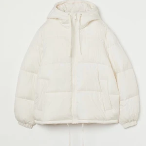 H&M Dunjacka - Kollar intresset på min gräddvita jacka från H&M. Använd några gånger i december och januari. Egna bilder kan ordnas vid förfrågan❤️ Notera att den har lite sminkfläckar på insidan men inget som syns vid användning.