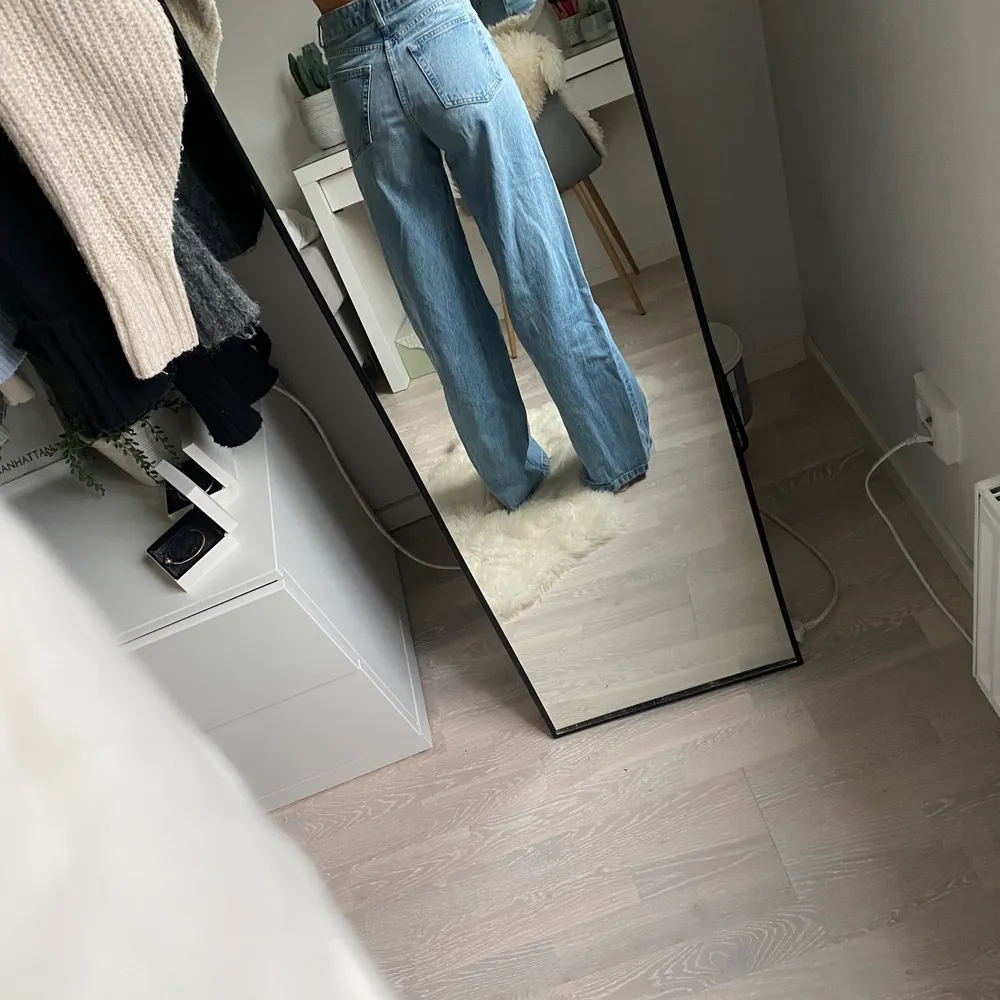 Högmidjade blå jeans från Zara, storlek 34, sparsamt använda. Är 167 cm. . Jeans & Byxor.