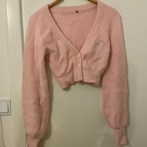 Hello Kitty tröja - Rosa hello kitty tröja i super mysigt material med knappar. Inga fläckar eller hål. Storlek small. Skriv vid funderingar!