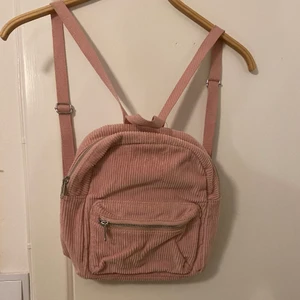 Rosa miniryggsäck - Rosa miniryggsäck i manchester. Inga fläckar eller hål. Fullt hel. Skriv vid funderingar!
