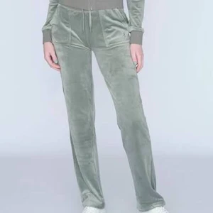 Juicy couture  - ✨SÖKES✨ söker ett par juicy couture byxor i färgen grön, ❌OBS I MODELL VELOUR❌ skriv gärna om ni har något tips vart jag kan köpa eller om ni säljer för ett bra pris.❤️😍