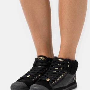 Jätte fina skor 💕 - Säljer nu mina jätte snygga le temps des cerises skor som är för stora för mig dem är knappt använda💕 dem är helt  slutsålda köpt för 600❤️