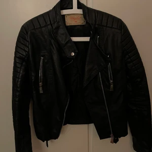 Chiquelle skinnjacka  - Chiquelle skinnjacka svart storlek 38. Nypris 699 