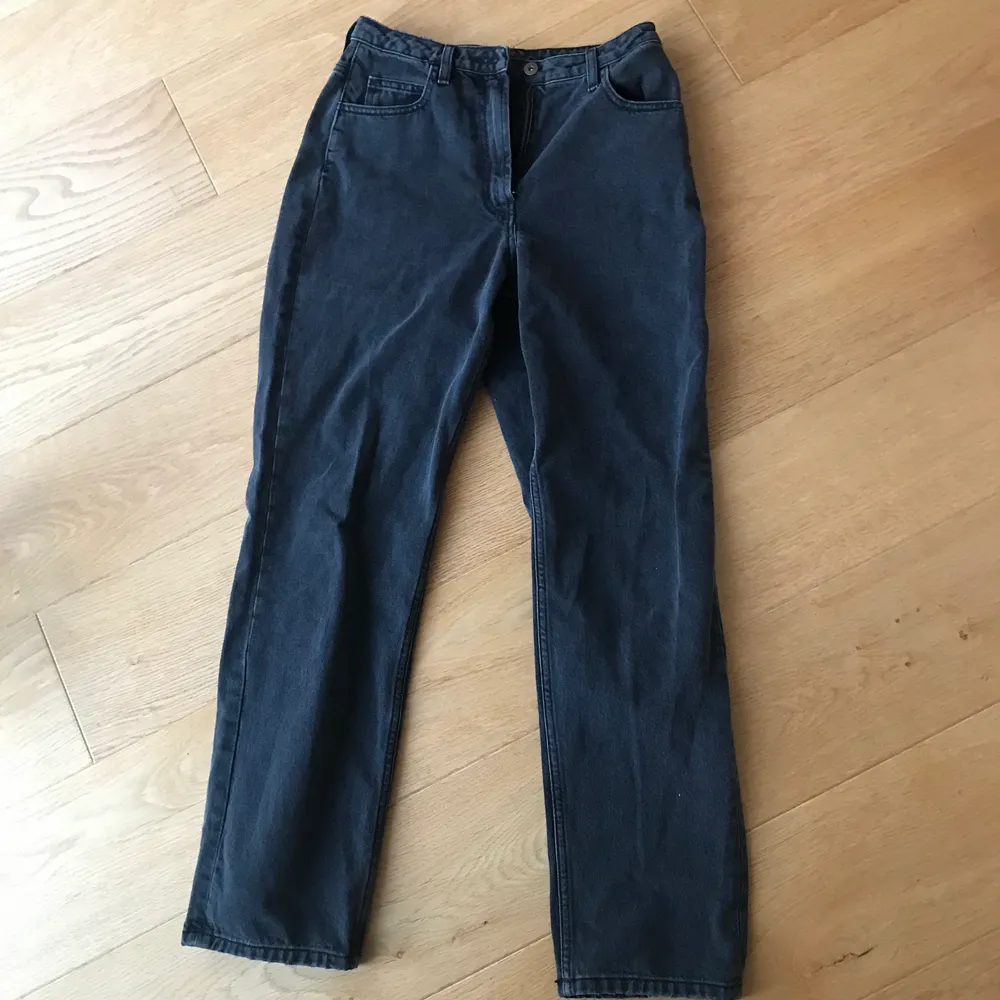 Oanvända svarta jeans! Kommer inte till användning. 28/32 är de i storlek. Köpte för nåt år sen på Asos men är från märket Collusion. 💞. Jeans & Byxor.