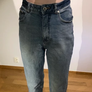 Cheap monday jeans - Bra att ha blåa jeans från cheap monday i storlek 29/32. Kort för att vara 32 enligt mig. Knappt använda