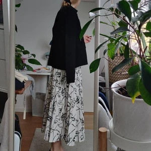 Mönstrad plisserad kjol från gina trikot - Svart och vit plisserad midikjol från Gina Trikot. Storlek 38-40/≈M (midjemått är 77 cm). Typ av plagg: plisserad vadlång svart och vit kjol i enkel design Egenskaper och detaljer: strecktecknat mönster ansikten, plisserad, sidor dragkedja, minimal/ytterst lite stretch, sommarkjol tunnt tyg, utan underkjol Märke: Gina Tricot Material/komposition: 100% polyester (polyester är ett av de få material som håller plissering efter tvätt) Skick: i bra skick, erhållen begagnad