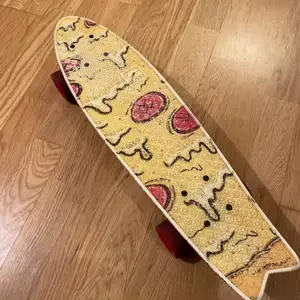 Pennyboard med pizza mönster, den e använd men funkar fortfarande som nytt! Kanske detta blir din nya hobby till sommar? ;)