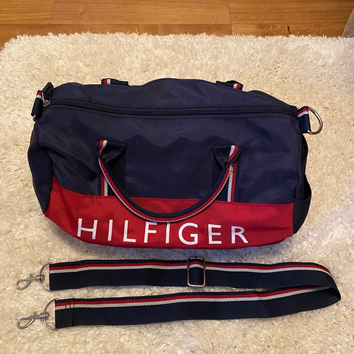 Väska ifrån Tommy Hilfiger - 90