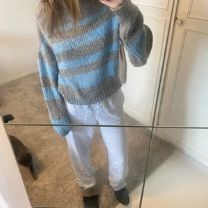 Söt stickad tröja - Så fin stickad tröja från NA-KD, säljs inte längre. Strl xxs men passar lika bra på en xs! Säljer för 150kr 