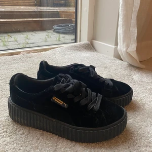 Puma by Rihanna - Puma desigande från fenty by Rihanna. Svarta sammet. 