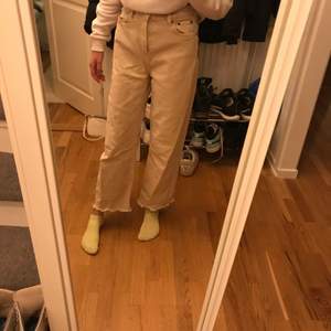 Det här är ett par jeans i färgen beige! Dom är i storlek S. Jag säljer dom för 150kr plus frakt som kostar 40kr😘