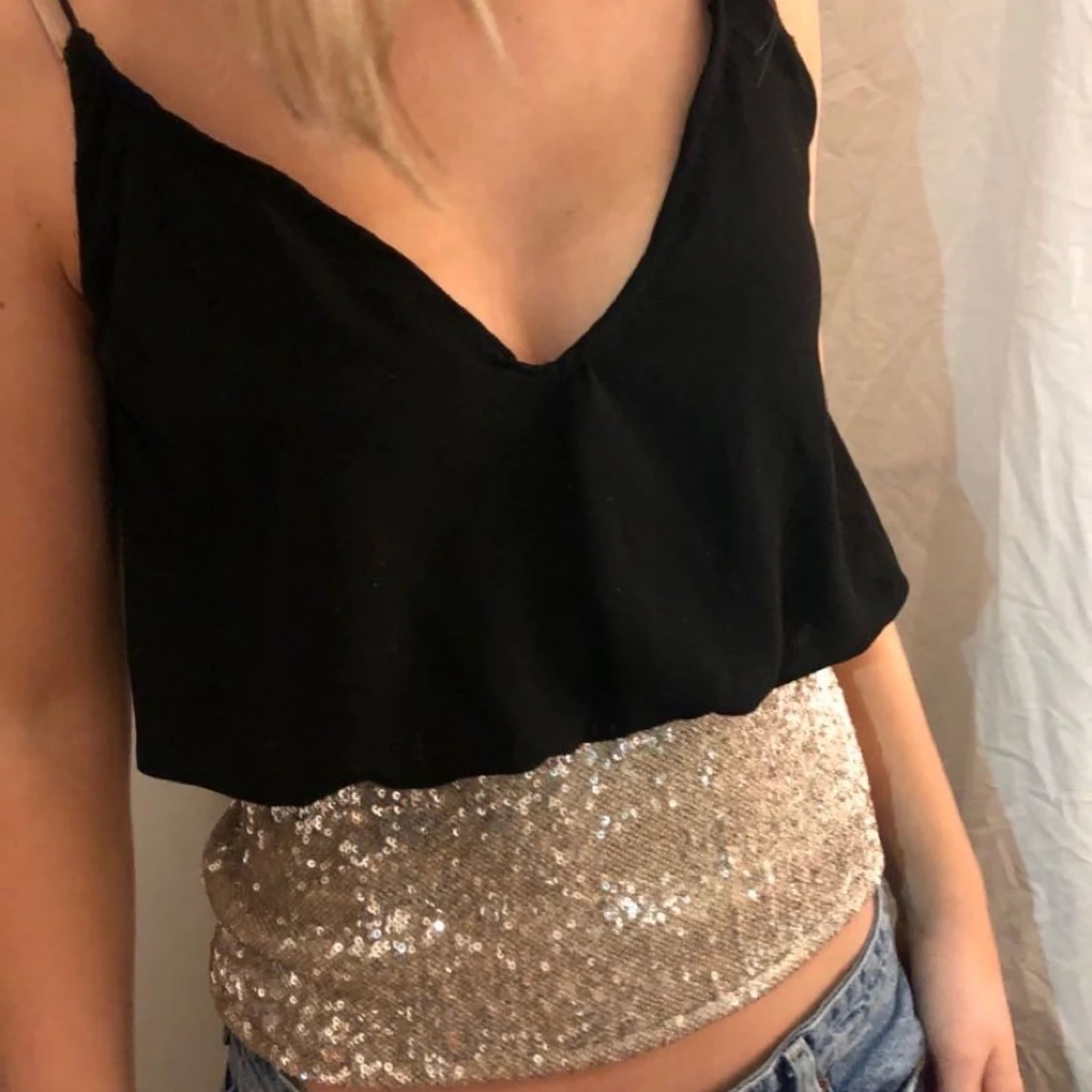 Glittrig svart topp