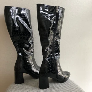 Skor/ stövlar  - Aldrig använt, så snygga boots. Klacken är 7,5