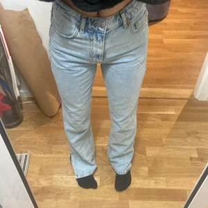 Blåa jeans slits  - Hej nu säljer jag mina blåa bil bok jeans som har slits dom köpte jag i butik för 4 månader sedan , de sitter fint jag brukar har st xs/34 och dessa är st 25 och 30 i längd och jag är 160 o dessa passar perfekt, hör av er om ni är intresserade , jag köpte de för 600