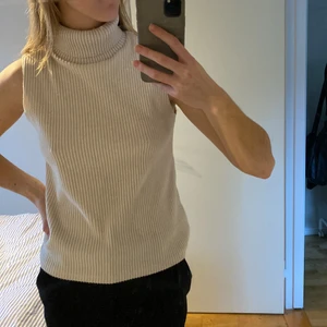 Topp - Säljer denna ribbade topp med polo från zara. Kommer inte till användning💕 Köparen står för frakten😇