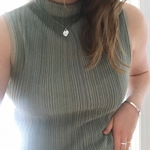 GLITTRIG TOPP  - Glittrig grön blå topp från Mango Premium, nypris 599kr, helt slutsåld, storlek medium, men passar S-L beroende på hur man vill att den ska sitta. Använt två gånger så verkligen i nyskick. Pris 100kr