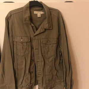 Jeansjacka HM strl XL - Jeansjacka från hm som ska sitta oversized då storleken är väldigt stor. Väldigt fin