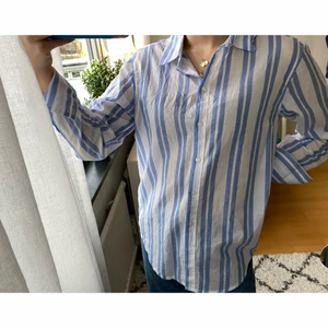 Gina Tricot skjorta - Väldigt skönt och tunnt material, perfekt för sommaren!✨ har inte funnit denna skjortan till användning så därlfr säljer jag denna fina skjortan. ♻️