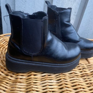 Platå boot - Svart platå boot ej äkta skinn! Ej mycket användbar! Är impregnerade!  Nypris 550:- storlek 36 men är stora ! Ca 25cm  ! Ev leverans kostnad för post eller jag kommer  kan vi dela ! 