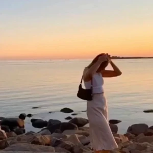 Rosa satinkjol - Säljer nu en jätte fin satinkjol då den inte har kommit till användning tyvärr, köpt här på Plick och har använt den endast en gång!