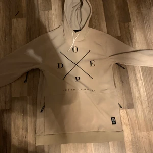 Dope-annorak - En skid-annorak från Dope i beige🤩 Perfekt till vilken skidoutfit som helst!🥰 Den är storlek: herr m. Nypris: 1500kr🥳 Köparen står för frakten!