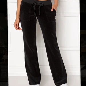 Juicy Couture mjukisbyxor - Säljer ett par svarta iprincip oanvända juicy mjukisbyxor i storlek Small.