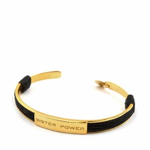 Armband ”sister power” Syster P - Säljer mitt helt oanvända ”sister power” armband från Syster P.  Armbandet är hårt och i guldpläterad mässing med svart pärlmönster. Nypris är 599kr. Köpt på NK. 