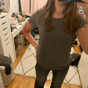 Grå tshirt  - Jättefin grå tshirt från H&M💕 Superfint skick! 