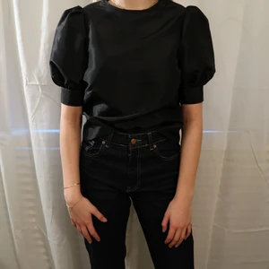 Svart topp - Svart fest topp från new look. Säljer pga har inte kommit till användning. Frakt tillkommer på runt 60 kr💕. 