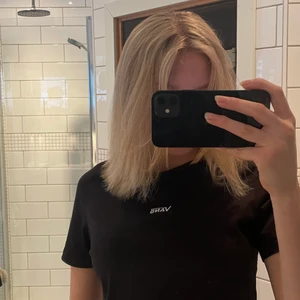 Jättefin VANS T-shirt  - Jag säljer nu min jättefina svarta VANS tröja för att jag inte har någon användning för den! Köpt den förra vintern för 400kr men säljer den nu för 200 inklusive frakt, Tröjan är i jättefint skick 🖤