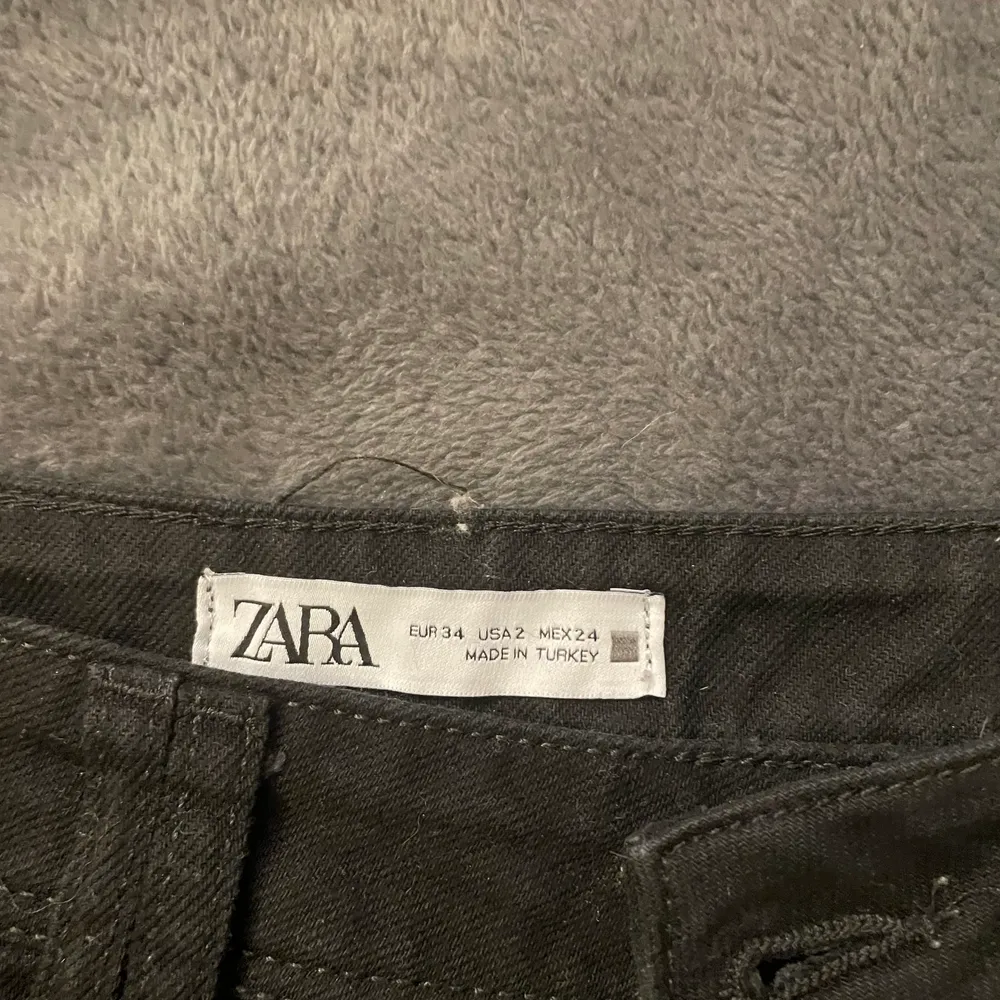 Säljer mina snygga svarta Zara jeans. Sitter super bra, jag är 178 cm lång och det är lite lite korta på mig. Inte använt mycket. Beredd att diskutera priset:) (är osäker på priset för posten) . Jeans & Byxor.