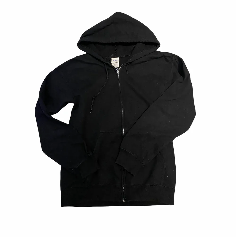Svart zipup hoodie från Gildan, passar XS-S. Hoodies.